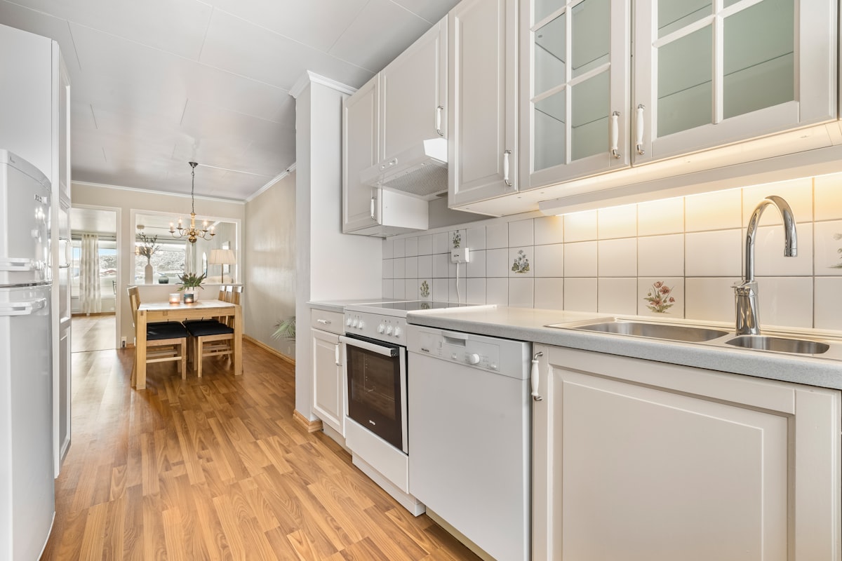 Cocina con parquet de roble en Valencia