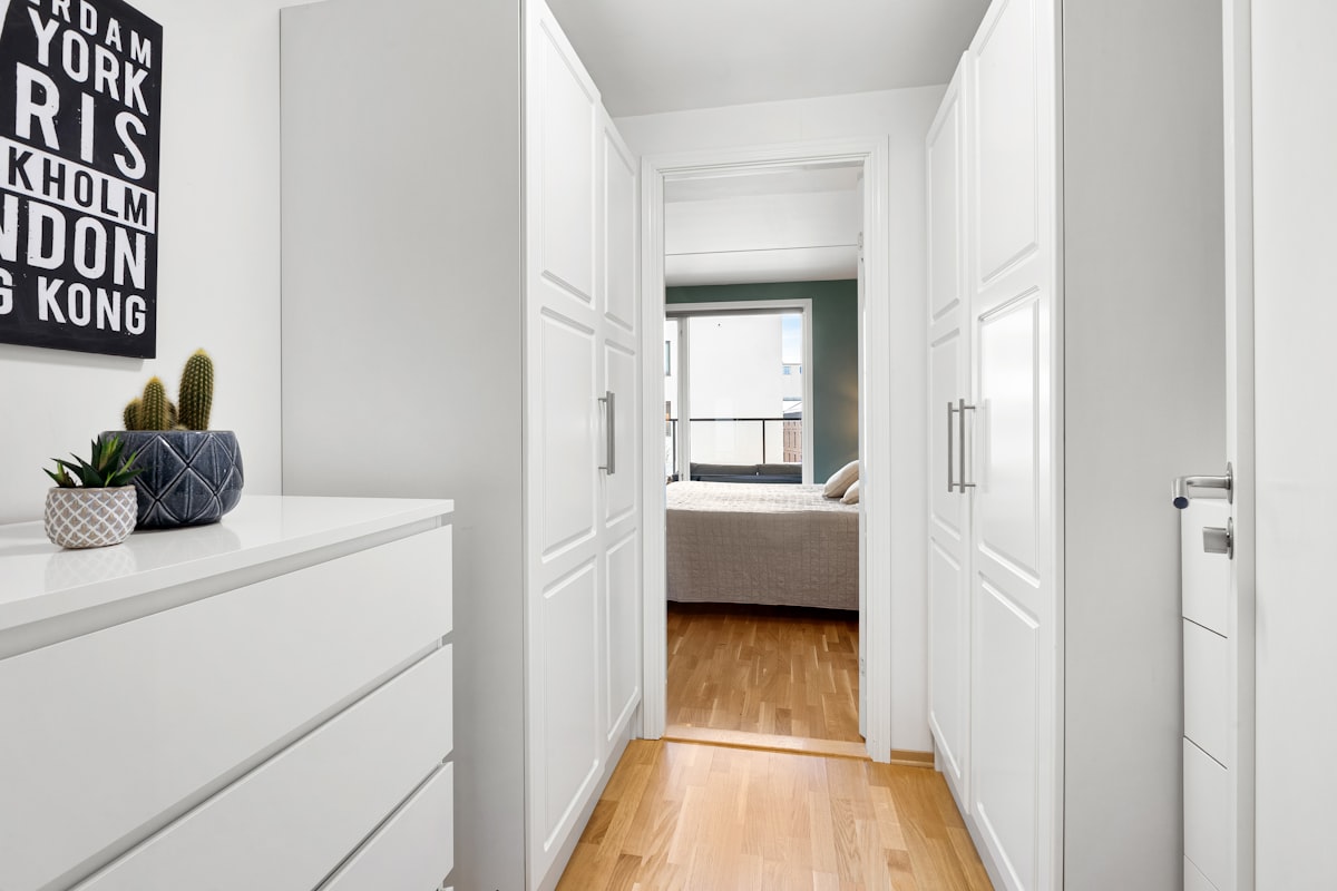 Pasillo con parquet en piso de Valencia